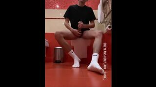 HANDSOME TEEN GUY JERK OFF