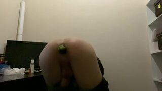 Балуется с огурцом на работе