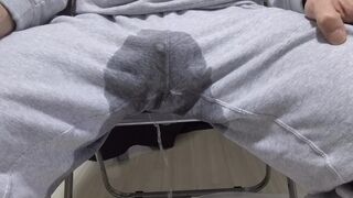 男性がスウェットを履いたままお漏らし＆射精した動画
