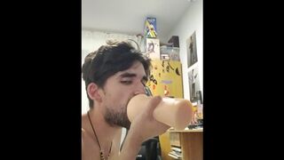 Chico se masturba con juguete y lubricante