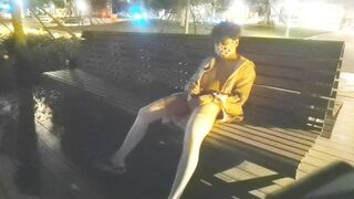 混雑した公園で自慰行為をしている白いストッキングのかわいい男の子