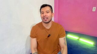 Joven dotado penetra a un trailero maduro en la cabina del trailer! le rellena el culo. Relato sexual