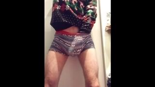 The guy jerks off and cums in the fitting room