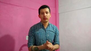 Barbero le da sexo oral a un cliente en su salon. Se come la leche de su gran polla- Relato sexual