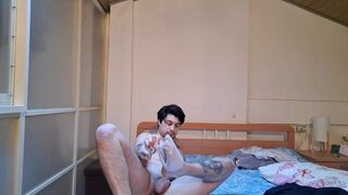 far crescere il twink mostrando il suo corpo e le ascelle sudate