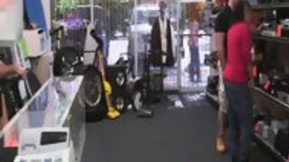 Pawnshop Amateur Getting His Cock Sucked