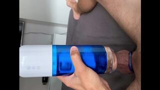 Junger schwuler junge genießt sein neues spielzeug und kommt auf seinen heißen körper