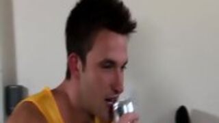 Muscly Pornstar Gets Tug
