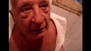 Coroa Mamando No Banheiro
