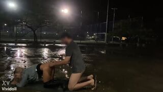Comendo A Traveca Na Praça