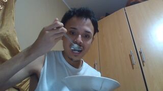 EATING EGSS TO GAIN MUSCLES