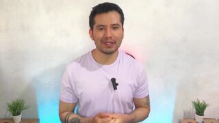 Hombre maduro recibe masaje del mejor amigo de su hijo y termina pagandole con verga