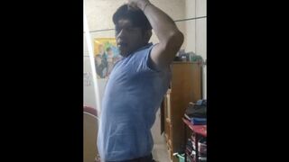 MACHO REAL MOSTRANDO SU CUERPO [VERSIÓN RALENTIZADA, ORIGINAL EN ONLYFANS/ALEXSIXEL]