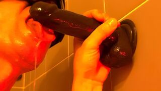 Je me branle en suçant comme un dingue un gros gode noir pour la première fois