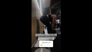 Joven Nalgona Haciendo Ejercicio