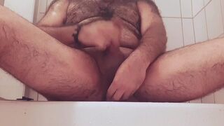 Нашел забытый член в душе и выебал им своё очко.