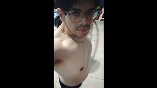 CABRÓN MACHITO MEXA MUESTRA MÚSCULOS CON SU VERGOTA DESCOMUNAL, BULTOS GIGANTES Y SEMEN A CHORROS!