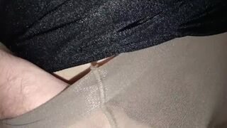 J'éjacule dans le collants de ma belle-mère