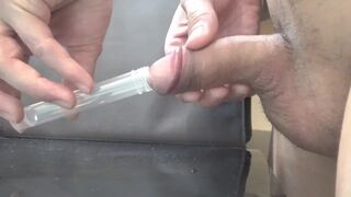 オナ禁後に粗末な短小包茎を弄りつつ、容器の中に大量射精する変態君。