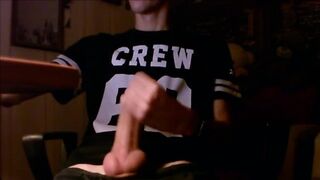 SKINNY GUY CAME JERKING OFF A HUGE DICK