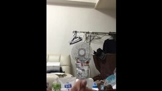 大量の精子を腹の上に出した。射精タイム