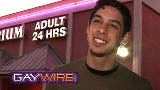 GAYWIRE - Tony Douglas Gets Surprised Pleasure From Richie Sabatini At The Glory Hole Booth