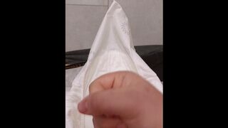 Zuerst in die windel pissen dann wachsen bis das weisse kommt.