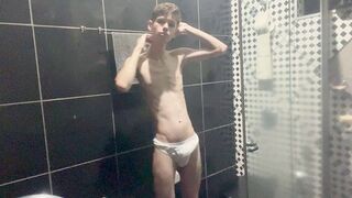 Kedoimath - A twink just showing your body before shower