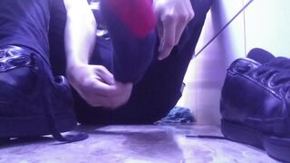 SWEATY SIZE 10 FEET IN LEATHER SHOES