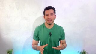 Coach maduro musculoso termina siendo penetrado por el nuevo joven dotado del gym!