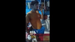 BULTOS AZULES GIGANTES EN VÍSPERAS DE LA NAVIDAD