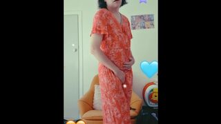 Приподняв красное платешко