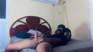 Hombre cochondo se masturba y se llena de semen