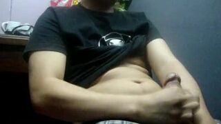 Pinoy jacking off while watching porn in silent