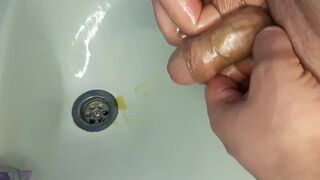 Парень мастурбирует одноглазого пока девушка в другой комнате