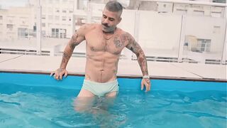 BRAZILIAN XL I FOUND A DELICIOUS DADDY IN THE POOL OF MY BUILDING AND HE LEFT HIS CUM IN MY HOLE