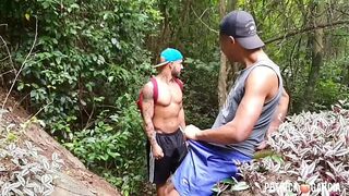 I went up the trail and on the way I found a cafuçu in the handjob I couldn't resist and we enjoyed together