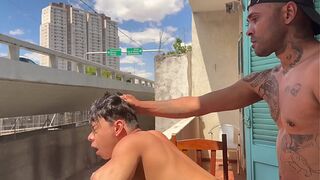 They were full of lust, and didn't even care about the pedestrians passing by, fucking wildly on the balcony. Maaxputokarioca gave a generous load on the young guy's face, who swallowed all the semen.