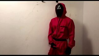 The security guard from the "SQUID GAME" jerks off while no one sees