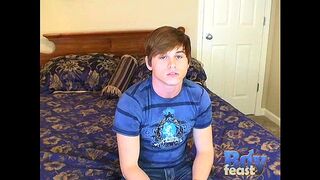 Gorgeous Ashton Lays Back and Strokes