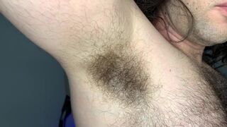 HAIRY VERBAL GUY SHOWS OFF HIS ARMPITS