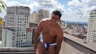 Dotado mostra tudo em dia de sol