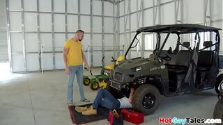 Dickblowing stud barebacked by mechanic until shooting cum