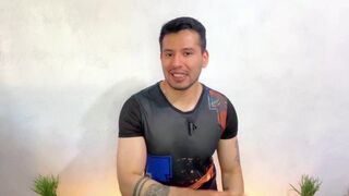 20 year old stuffs the ass of the Colombian barber of the neighborhood! She him bareback in his barbershop