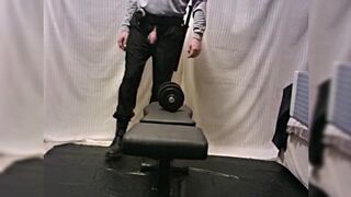 remo a una mano, de uniforme vigilante de seguridad, mostrando polla