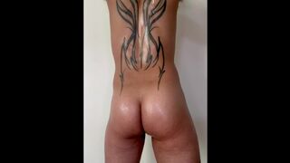 TATTED OILY BUBBLE BUTT hunk cum shot