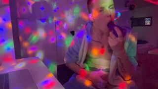 While no one is there, the guy fucked his ass and mouth with a rubber friend - 231