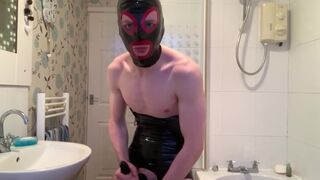 Amateur Bisexual Rubber Fetish Gimp Boy Puts on Show