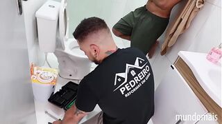 The plumber ate me deliciously and even gave me his ass!