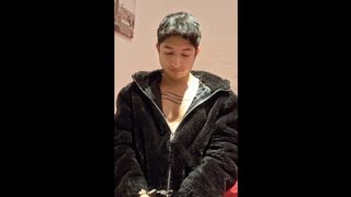 Twink esposado y sólo en su habitación masturbándose